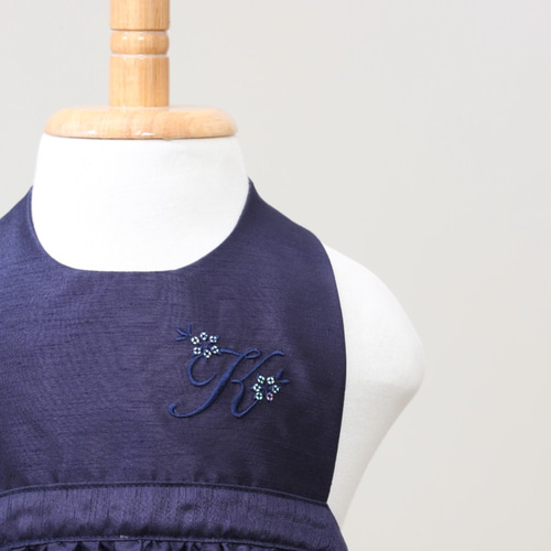 イニシャル刺繍入り お嬢様エプロン ネイビー 80・90サイズ スタイ