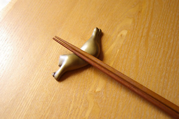 はしやすめ（漆塗り箸置き）　太っちょ金寝子（ネコ） 2枚目の画像