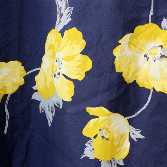 コクーンシルエットのリラックスワンピース　/　紺と黄色花柄 3枚目の画像