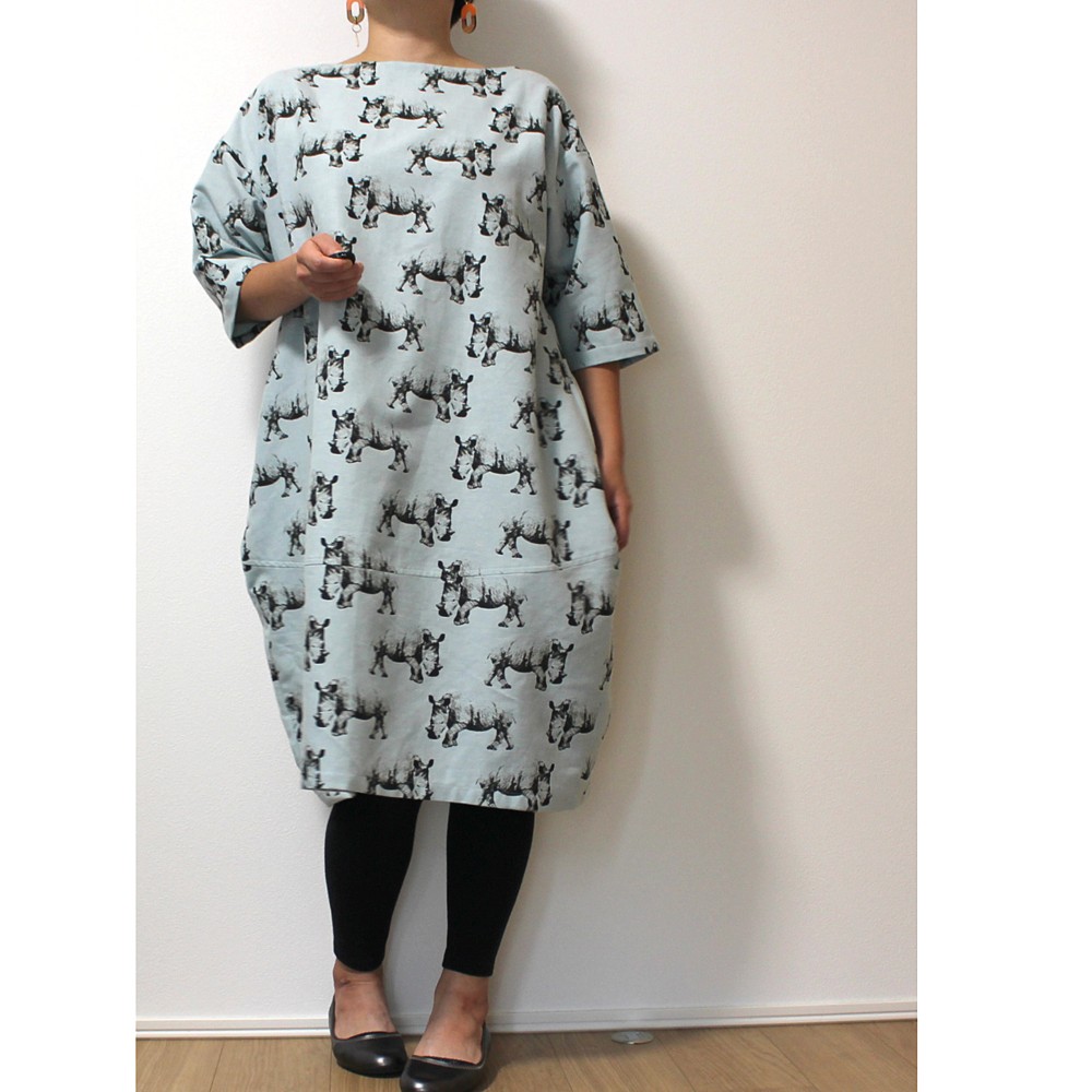 コクーンシルエットのリラックスワンピース　/　サイ柄　ペールブルー