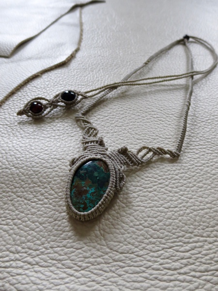 クリソコラのマクラメネックレス