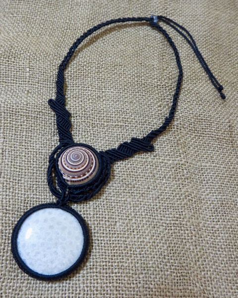 フォッシルコーラル×シェルのマクラメネックレス