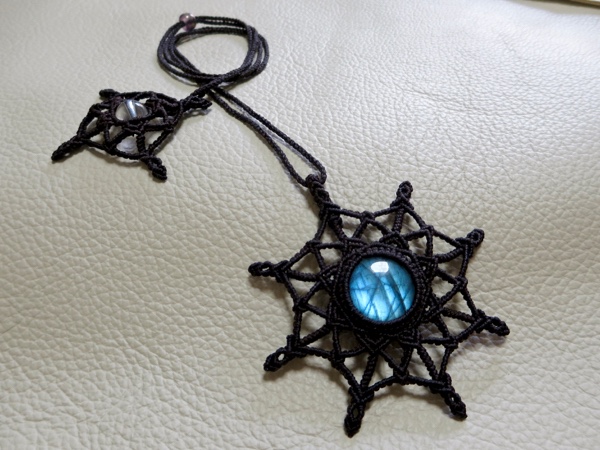 ラブラドライトのマクラメペンダント