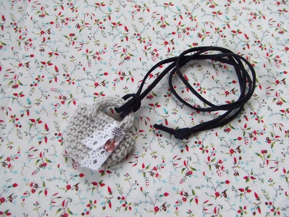 編みバッグのネックレス 1枚目の画像