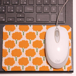 ノートPCの端っこで使うマウスパッド・黄葉の森ポップ 3枚目の画像