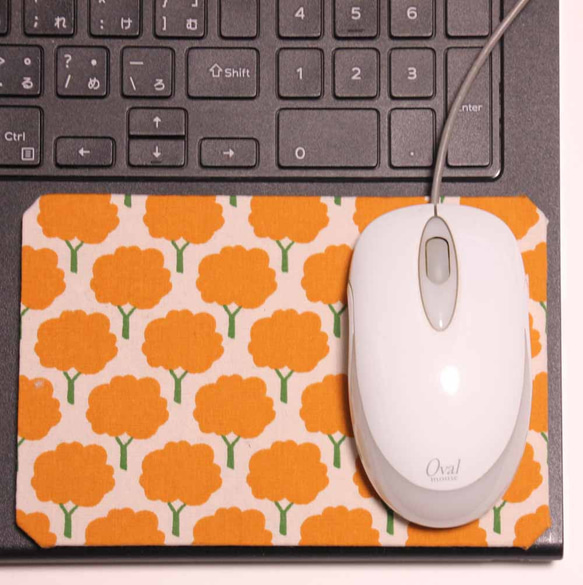 ノートPCの端っこで使うマウスパッド・黄葉の森ポップ 3枚目の画像