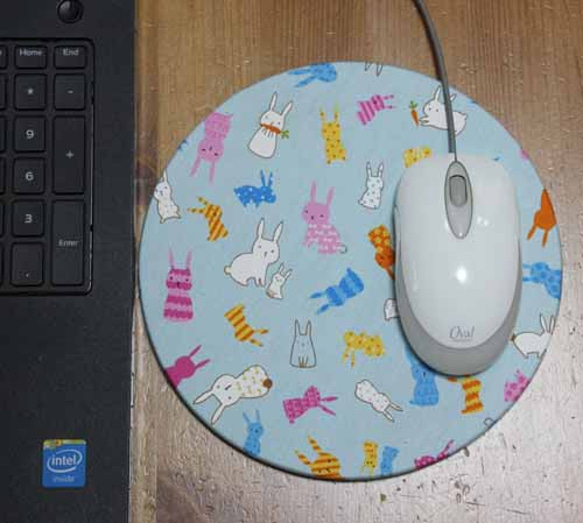 使いやすい！マウスパッド・うさぎいっぱい（そらいろ）丸形 2枚目の画像