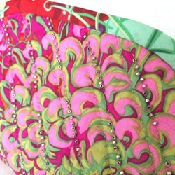 手縫いキルトポーチ　花柄＆ビーズ pink/red　 3枚目の画像