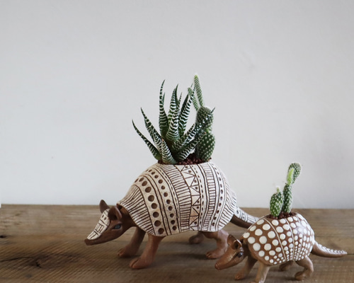 【美品】アルマジロ　木彫　彫刻　置物　インテリア　工芸品　美術品　A2557 美品】アルマジロ 木彫 彫刻 置物 インテリア 工芸品 美術品 A2557 美