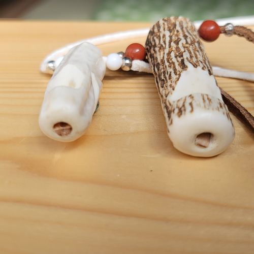 鹿角笛　ハンドメイド　1点物　完全フルオーダーメイド　角　ペンダントトップ 鹿の角 1本角の角笛ペンダント | iichi 日々の暮らしを心地よく