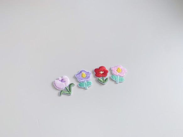 小さなお花4枚　刺繍ワッペン　シールタイプ 2枚目の画像