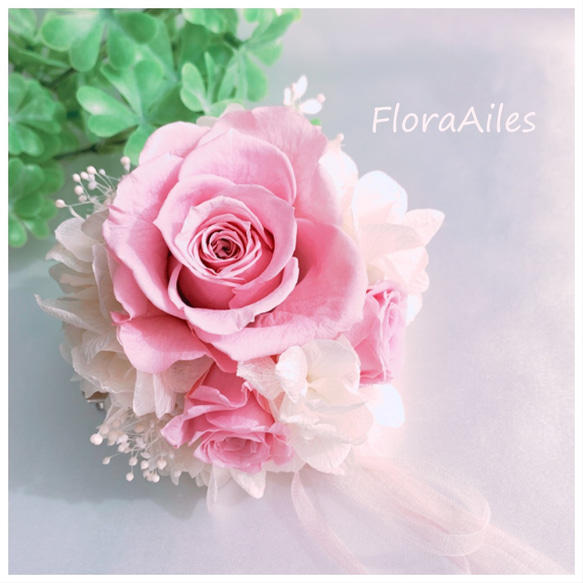本物のお花で仕上げるコサージュは優しい雰囲気の仕上がりです♪メッセージカード無料 1枚目の画像