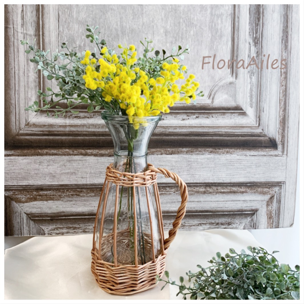 ミモザがまぶしい♪ラタンで包むガラス花器がお洒落です♪メッセージカード無料