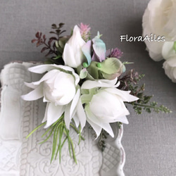 白いお花が魅力的なブライズホワイトコサージュ【メッセージカード無料】 1枚目の画像