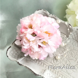 パールを添えてフンワリ桜の優しいコサージュ【メッセージカード無料】 1枚目の画像