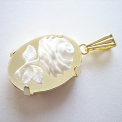 アンティーク風緑の中のスズランカメオペンダント・ネックレス