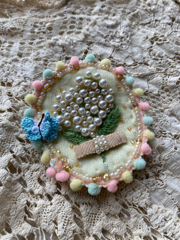 パールの花束　ブローチ　刺繍　パステル　蝶々　ビーズ刺繍　ロゼット　コサージュ　手刺繍　花 3枚目の画像