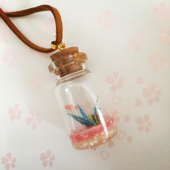 小さな折鶴を瓶に閉じ込めたネックレス 2枚目の画像