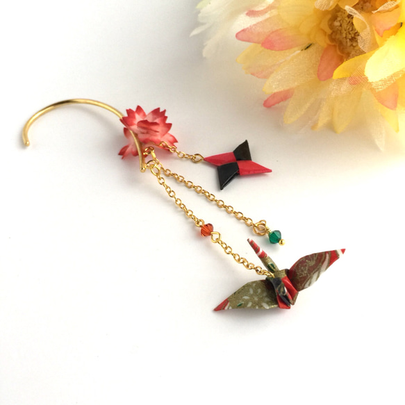 お花と和紙の手裏剣と折り鶴のイヤーフック 1枚目の画像