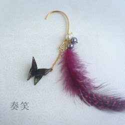 黒揚羽蝶と羽根のイヤーフック 1枚目の画像