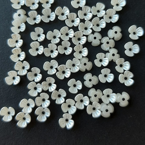 50個・6.5mm・3枚花弁・フラワーパーツ・アクリルフラワー