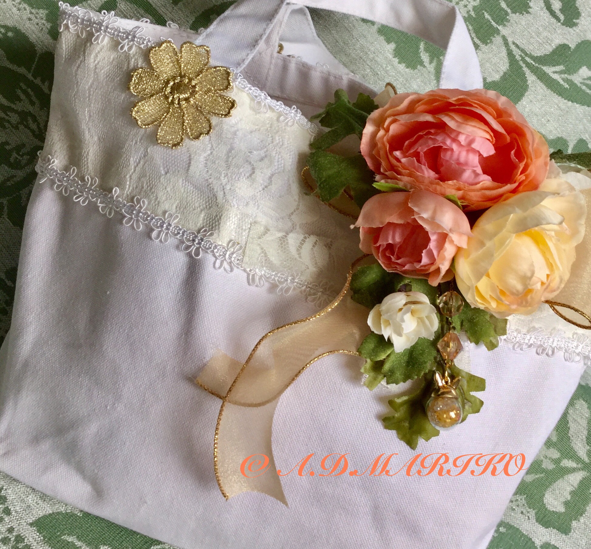 薔薇とウサギのコサージュ付きトートミニバッグ w