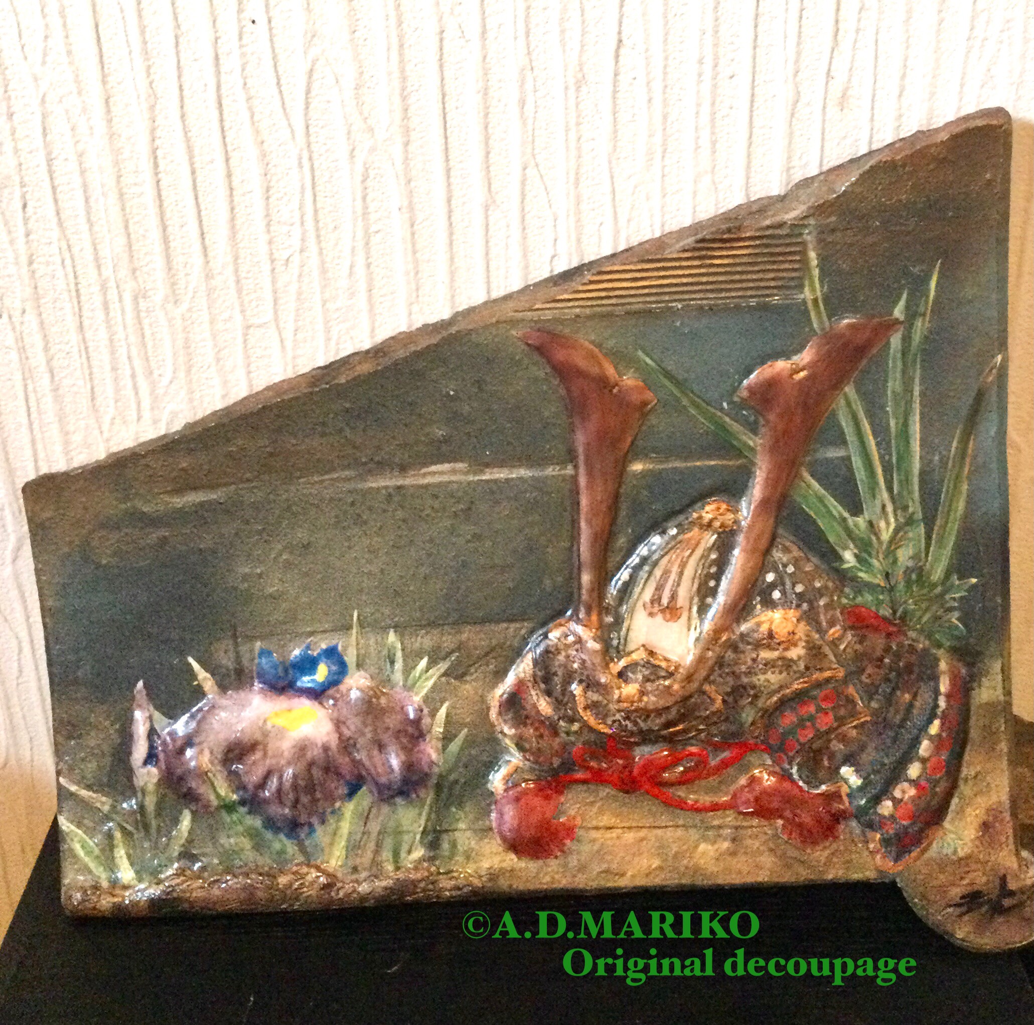 端午の節句　アンティーク調兜と菖蒲のオブジェ