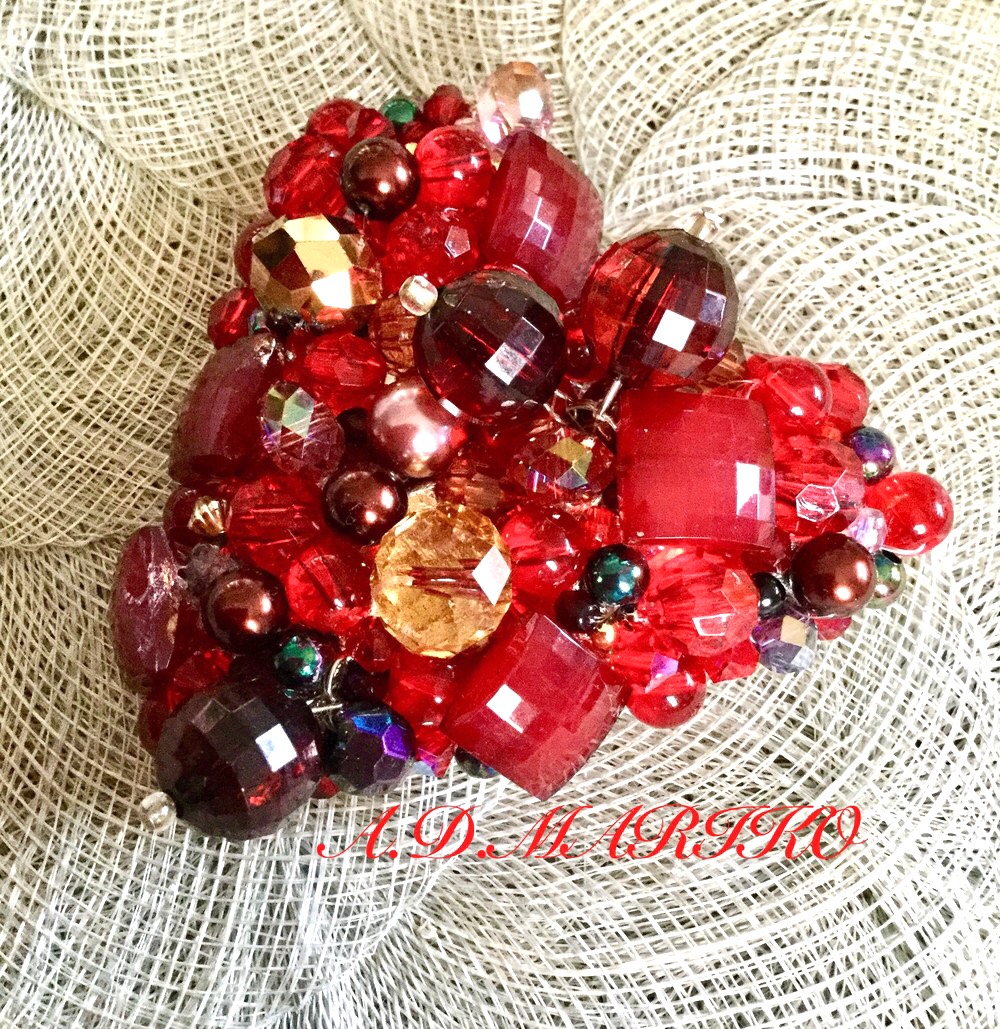 少し大きめの真っ赤なハート型ブローチ