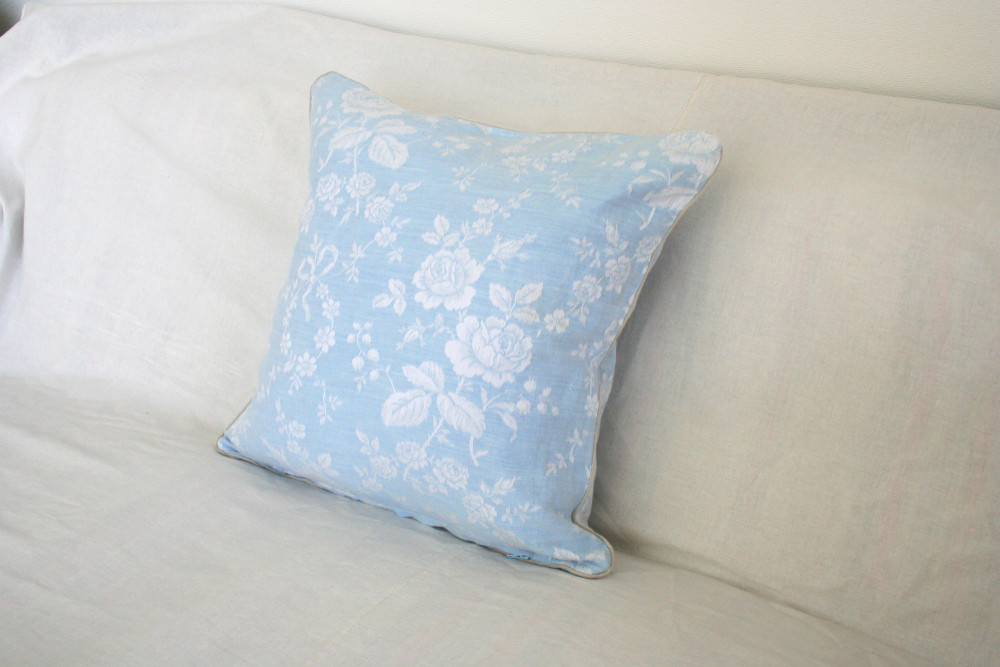 フランスアンティーク・ティッキング生地クッション／ブルー／バラ柄（kiki-005)