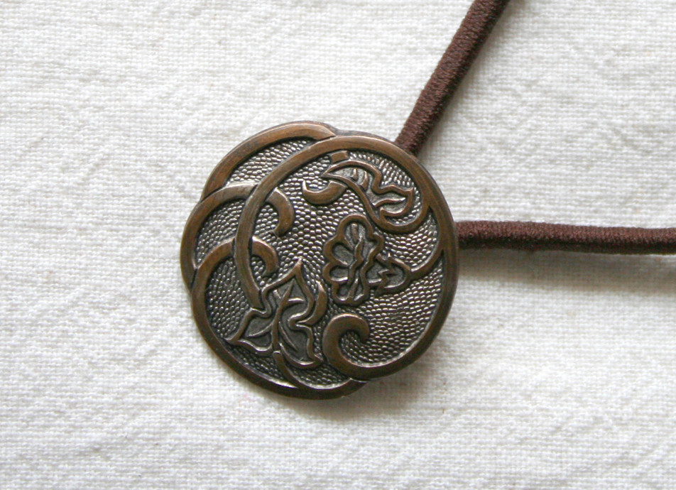 フランスアンティーク・ボタンへアゴム／植物模様（AFB-067)