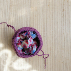 ばあば作、細かいリフ編みのちびちび巾着（ぶどう・KPPR4） 1枚目の画像