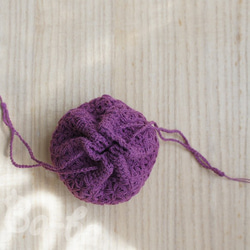 ばあば作、細かいリフ編みのちびちび巾着（ぶどう・KPPR4） 2枚目の画像