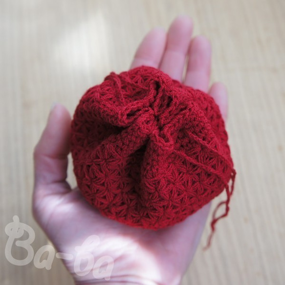 ばあば作、細かいリフ編みのちび巾着（あか・KPR5） 6枚目の画像
