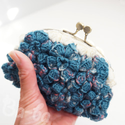 ばあば作、ポピーパフ編みのがま口 （fiore blu・C1510） 5枚目の画像