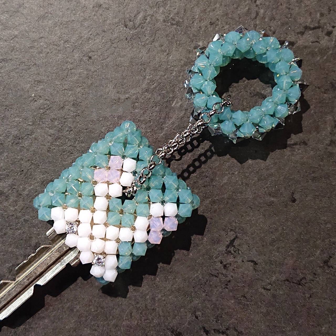 クリスタルビーズで編んだキーカバーとキーホルダー   ☆シクラメンブルーうさぎ 4,510円