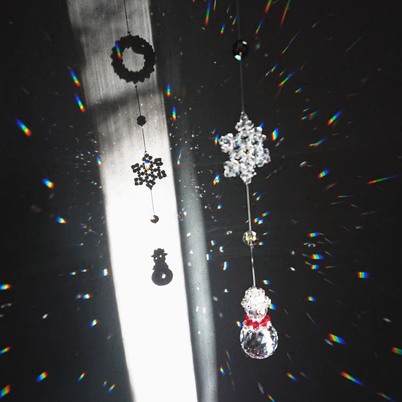 クリスタルビーズの雪だるまが揺れる クリスマス オーナメント〈サンキャッチャー〉 4枚目の画像