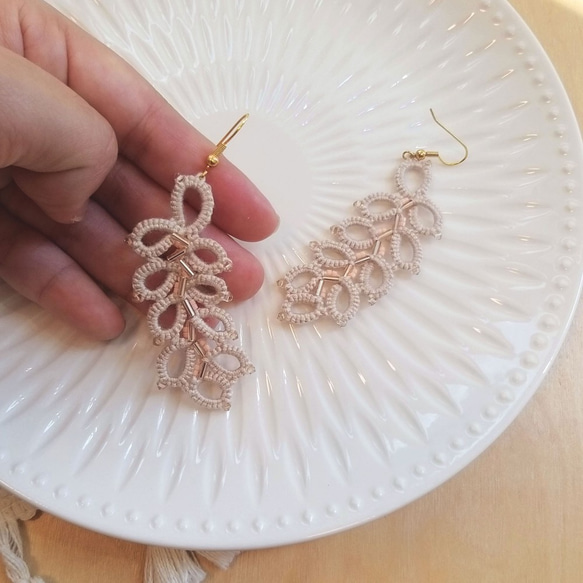 手工粉白勾耳葉子型耳環統船形梭子tatting lace蕾絲編織手工藝製作施華洛水晶 客製化 客制化 第2張的照片