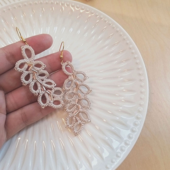 手工粉白勾耳葉子型耳環統船形梭子tatting lace蕾絲編織手工藝製作施華洛水晶 客製化 客制化 第3張的照片