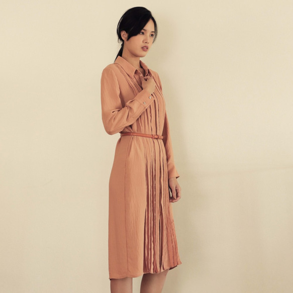 粉橘色 質感下垂 直條層次 襯衫款 連衣裙 附送腰帶 連身裙 洋裝 第5張的照片
