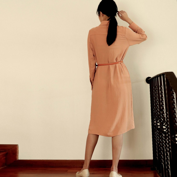 粉橘色 質感下垂 直條層次 襯衫款 連衣裙 附送腰帶 連身裙 洋裝 第8張的照片