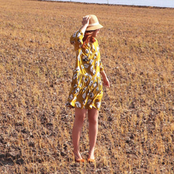 女裝 英國風花卉繪圖黃色裙 布料輕身柔軟  連衣裙洋裝 第2張的照片