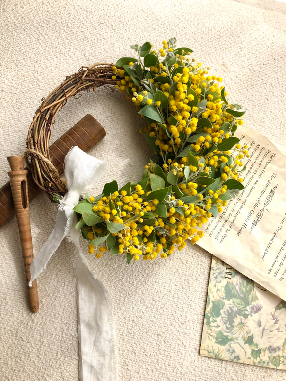 ハルイロ❁春花ミモザの三日月リース　ミモザリース　桃の節句へ　パールアカシア ハルイロ❁。春花ミモザの三日月リース ミモザリース パール