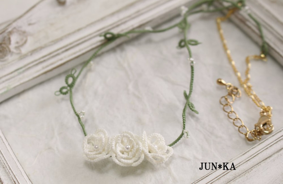 タティングレースの薔薇のネックレス（ホワイト） 1枚目の画像