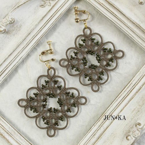 タティングレースのビーズ入りひし形イヤリング(大人ブラウン