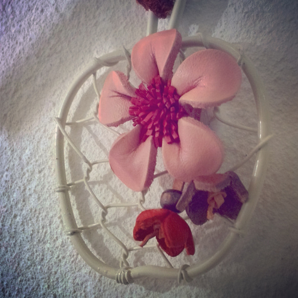 wired  Apple with pink leather flower 1枚目の画像