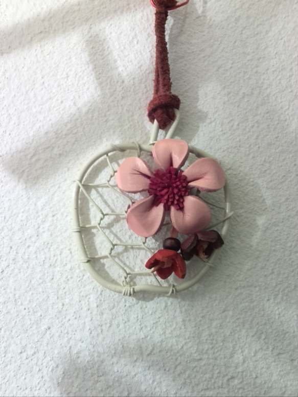 wired  Apple with pink leather flower 2枚目の画像