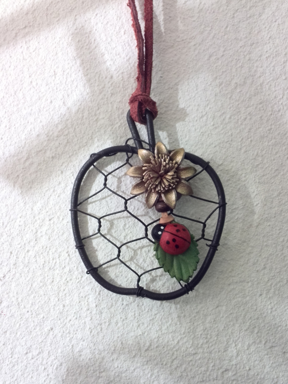 wired  Apple with leather flower & ladybug 2枚目の画像