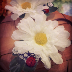白いお花のヘアゴム 1枚目の画像