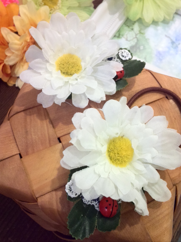白いお花のヘアゴム 3枚目の画像