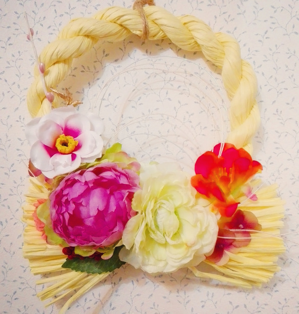 和のお花を使った開運カラーのモード系お正月飾り 1枚目の画像